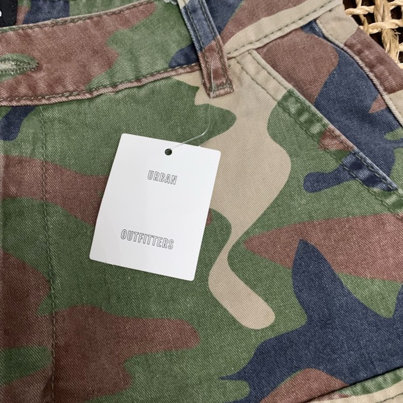 Camo ladies shorts with pockets on side - Picture 4 of 5